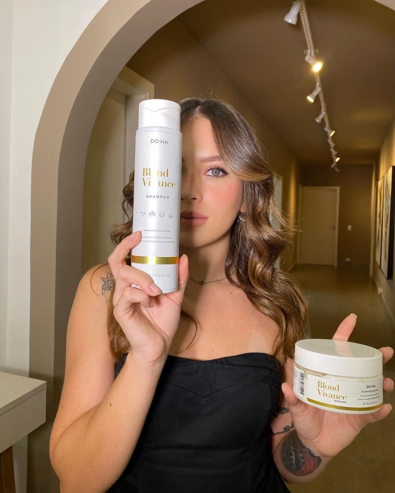Modelo apresentando shampoo e máscara DO•HA em publicação oficial