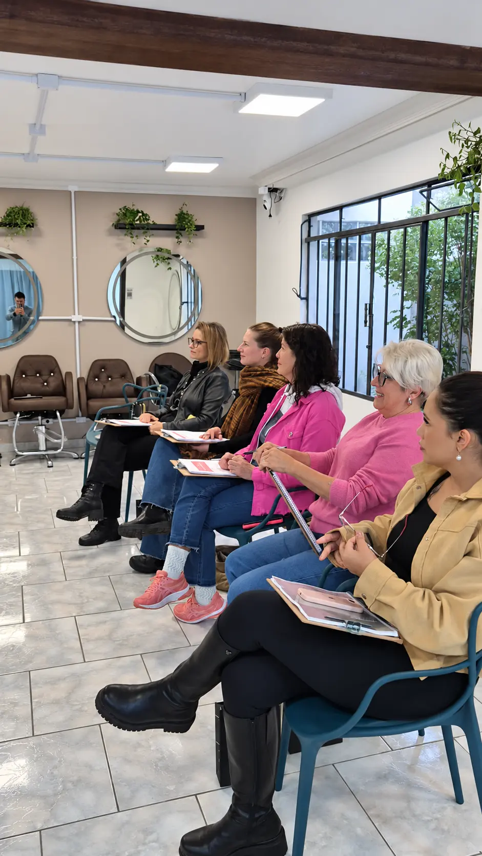 Turma de profissionais acompanhando uma aula na FENIÉ Academy