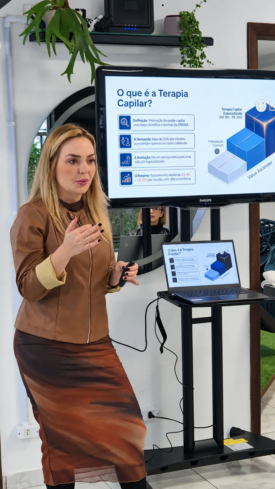 Educadora apresentando conteúdo técnico durante uma formação na FENIÉ Academy