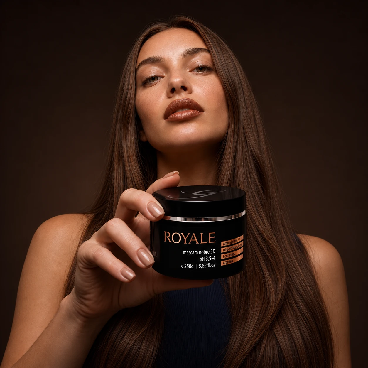 Modelo com cabelos longos apresentando a máscara Royale Glynett