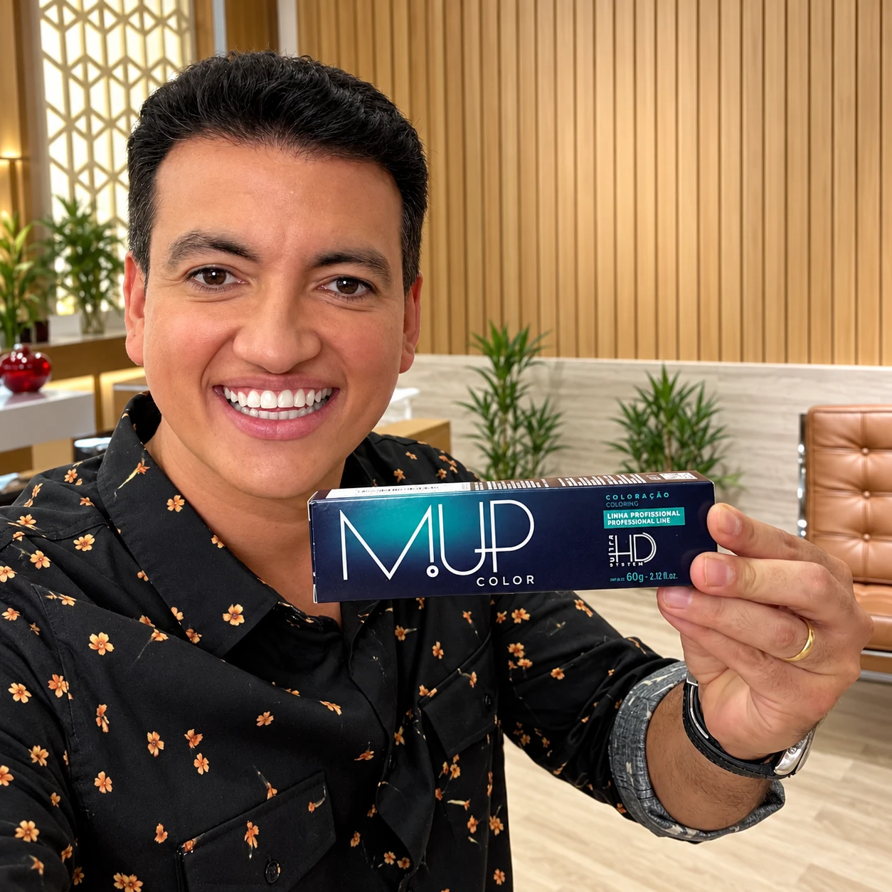 Profissional apresentando uma caixa de coloração MUP Color no salão