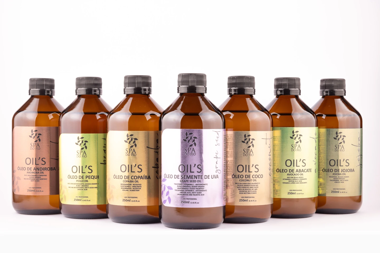 Sete óleos vegetais Oil’s Spa do Fio em frascos âmbar sobre fundo branco