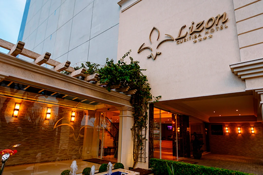 Fachada do Hotel Lizon em Curitiba