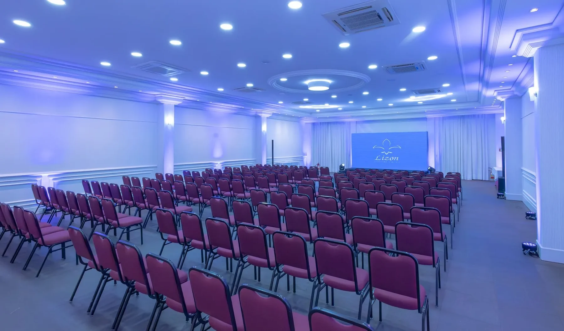 Salão de eventos do Hotel Lizon preparado para workshop